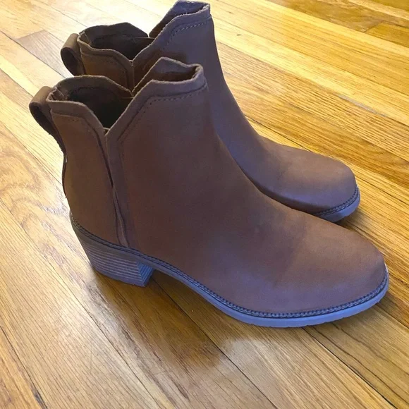 Toms Classic Tan Ankle Booties - Picture 1 of 11